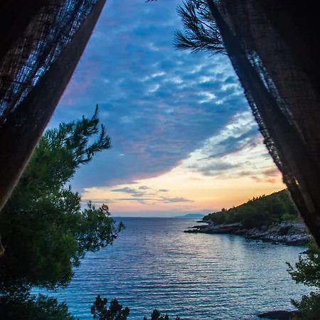 Cast Away - Eco Zavala